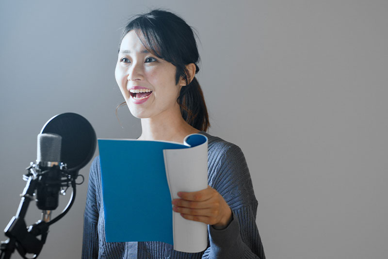 セリフを読んでいる女優の卵